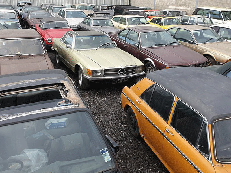 العثور على كنز من 135 سيارة كلاسيكية نادرة في أرض مهجورة